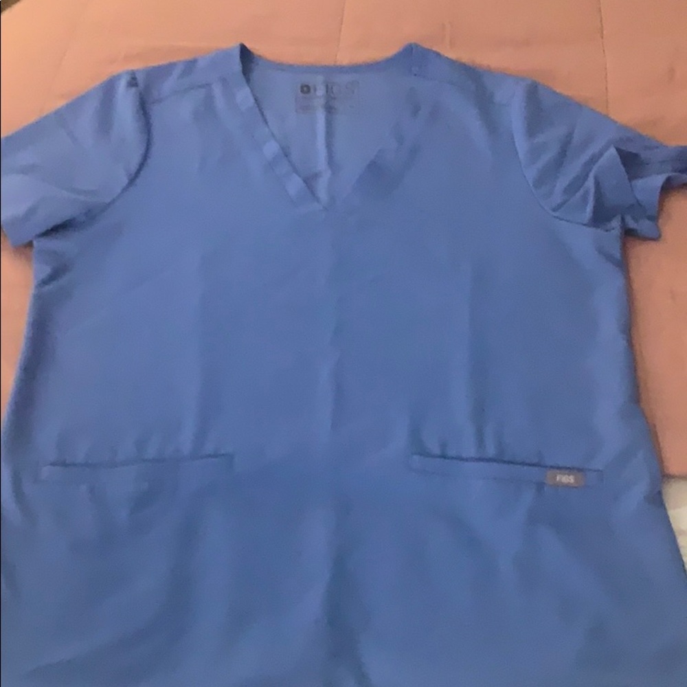 Figs two pocket scrub top in medium